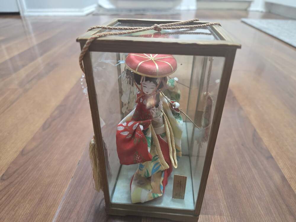 VTG Japanese Geisha Doll In Red Kimono Hat Glass Display Case Wood Base 8"Hx3.5W